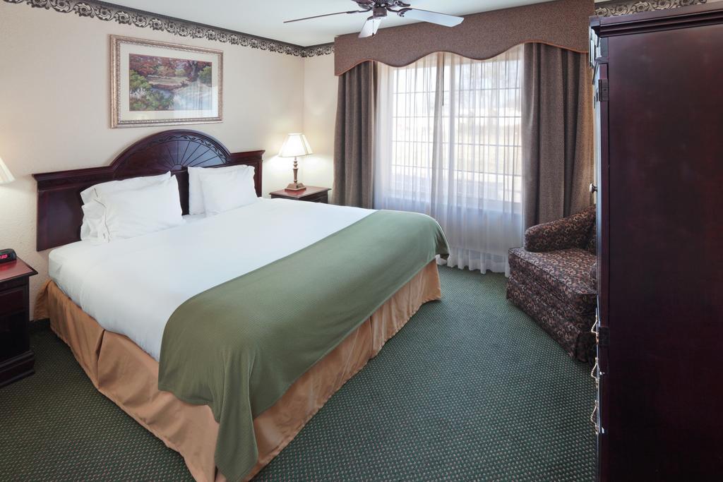 Holiday Inn Express Hotel & Suites Gainesville By Ihg Exterior photo