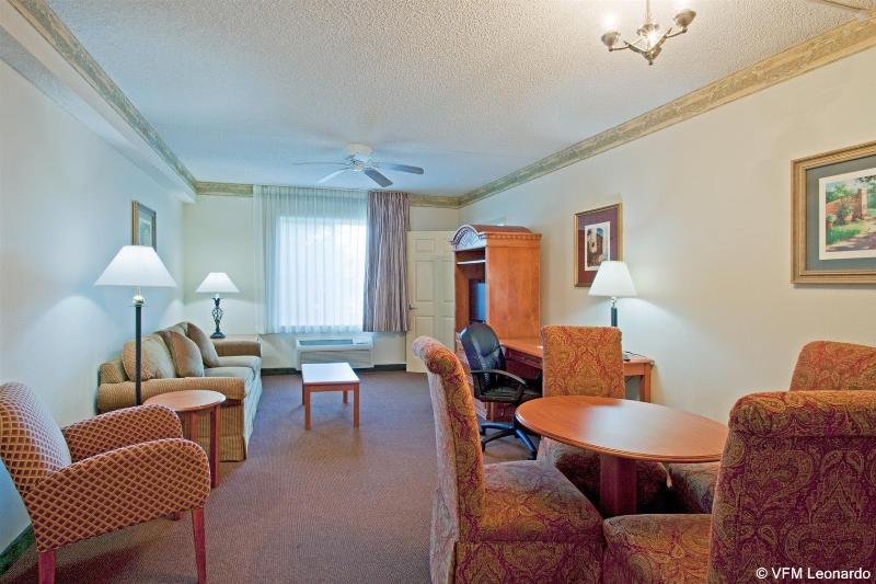 Holiday Inn Express Hotel & Suites Gainesville By Ihg Exterior photo