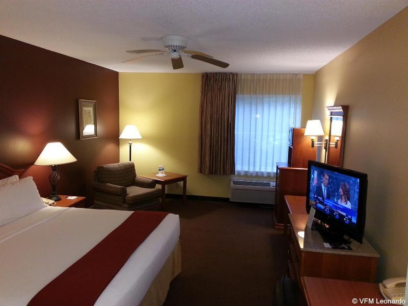 Holiday Inn Express Hotel & Suites Gainesville By Ihg Exterior photo
